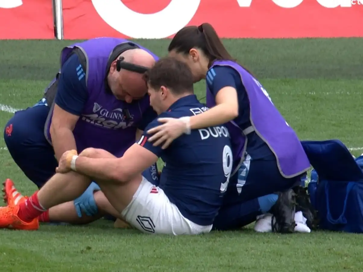 Dupont es atendido en la cancha.