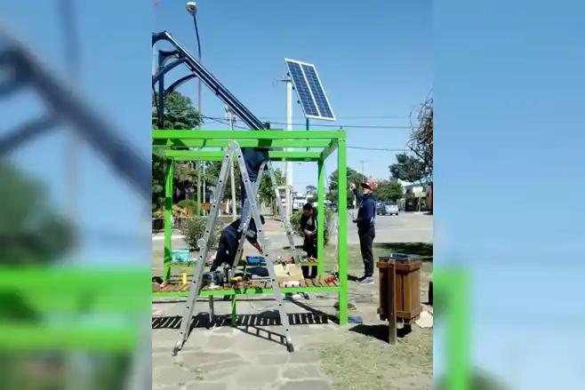 Sierra de la Ventana: Instalan una estación de carga de celulares y de agua caliente por energía solar