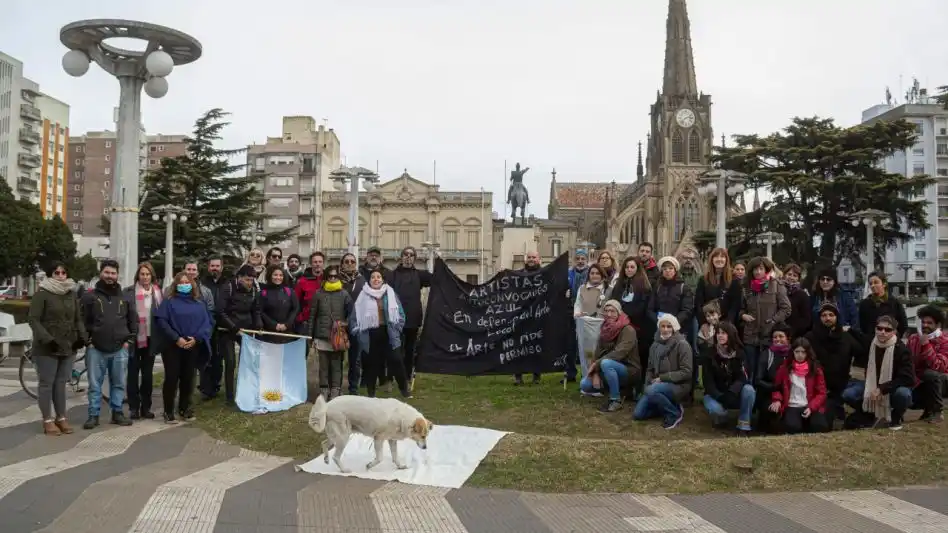 Azul: Artistas marcharon al municipio por el caso del músico herido al derrumbarse un escenario