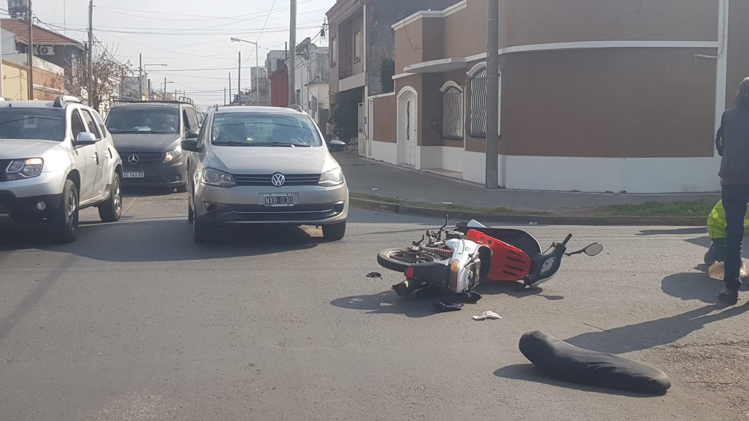 Chocaron moto y auto en Colón y Salta: una mujer trasladada al Hospital