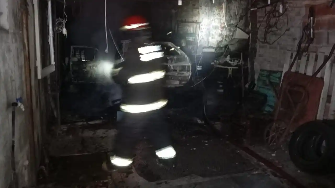 Un auto se incendió en una cochera de Rafaela durante la madrugada - 3