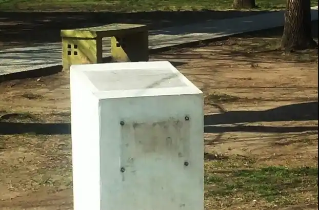 Quilmes: El insólito caso de la plaza de la que se roban todo, ubicada frente a una Comisaría