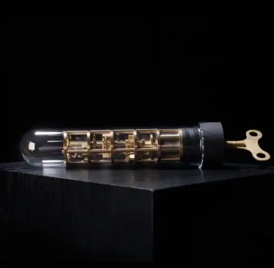 El dildo Earth Angel, fabricado por Caden Enterprises se carga dándole cuerda por cuatro minutos y vibra por 30 minutos