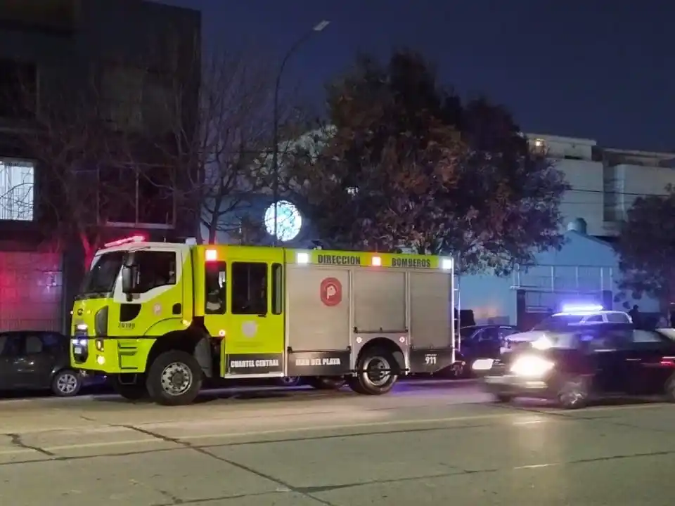 Bomberos del Cuartel Centro tuvieron que atender la urgencia en esta iglesia evangélica.