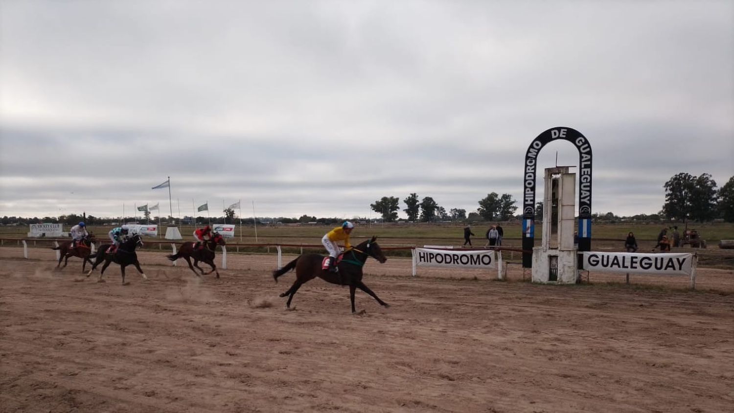 Turf: “El Negro Luis” brilló en el Gran Premio 25 de Mayo
