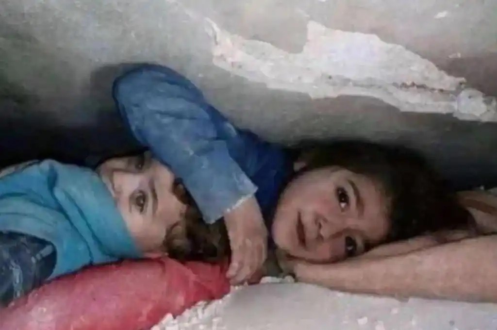 Terremoto en Turquía: una niña protegió a su hermanito por horas hasta que fueron rescatados bajo los escombros