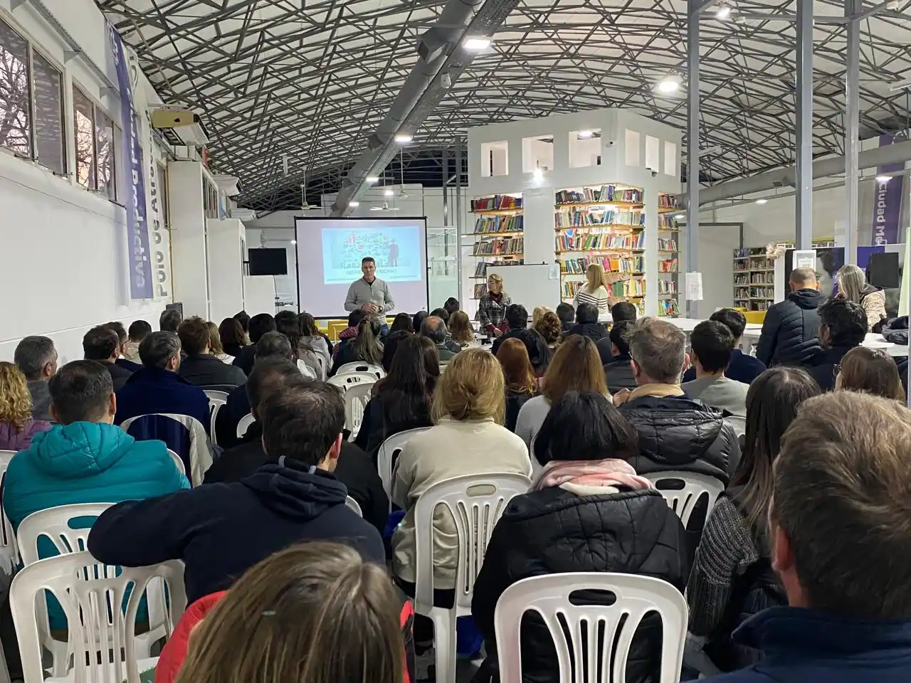 Primer encuentro del taller “Desafíos en la Gestión de Equipos”, con gran participación de referentes de distintos sectores de la ciudad y la región.