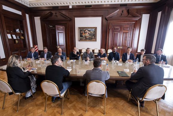 Kicillof y el titular del Bapro firmaron convenios con municipios para la compra de bienes de capital