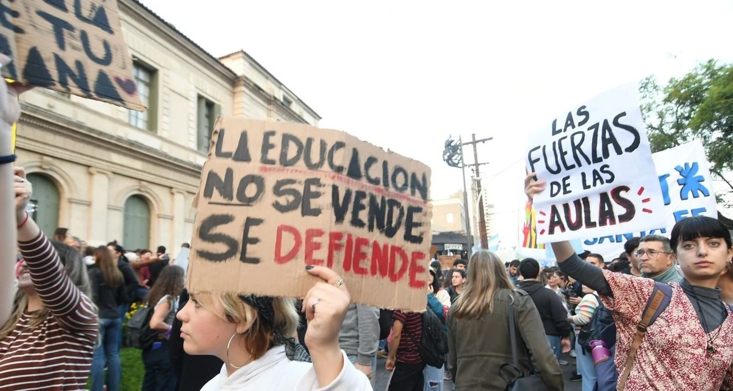 "Desde la multitudinaria marcha en la que todos los argentinos se expresaron en defensa de la Universidad Pública ya pasó más de un mes y aún no tuvimos ninguna respuesta del gobierno", denuncian los gremios docentes. Foto: Manuel Fabatía / Archivo.