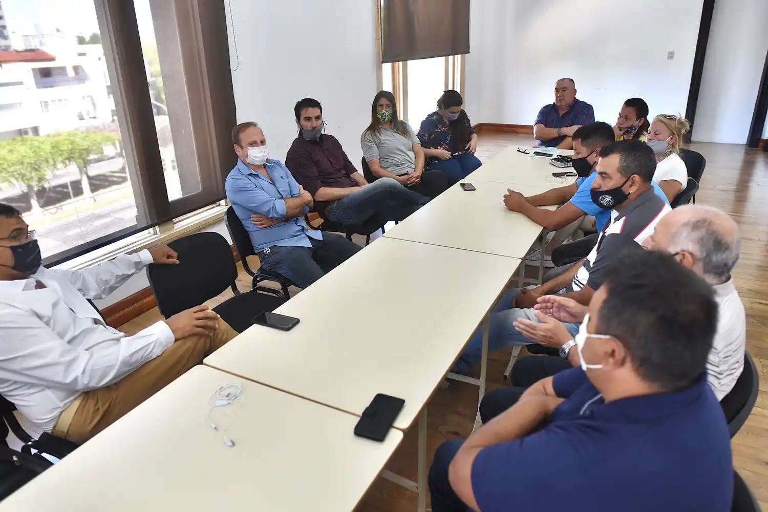 La Municipalidad acordó con taxis y remises reforzar el servicio nocturno