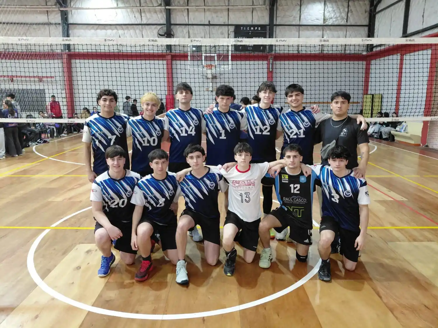 El Sub 18 masculino de vóley del Club de Pelota brilló en Berazategui y el club organiza un torneo mixto para recaudar fondos