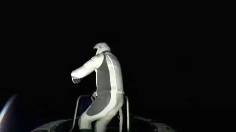 SpacX realiza la primera caminata espacial privada de la historia