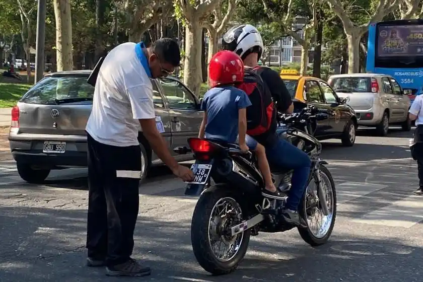 Advierten severas sanciones a quienes circulen con patentes tapadas o ausentes en Rosario