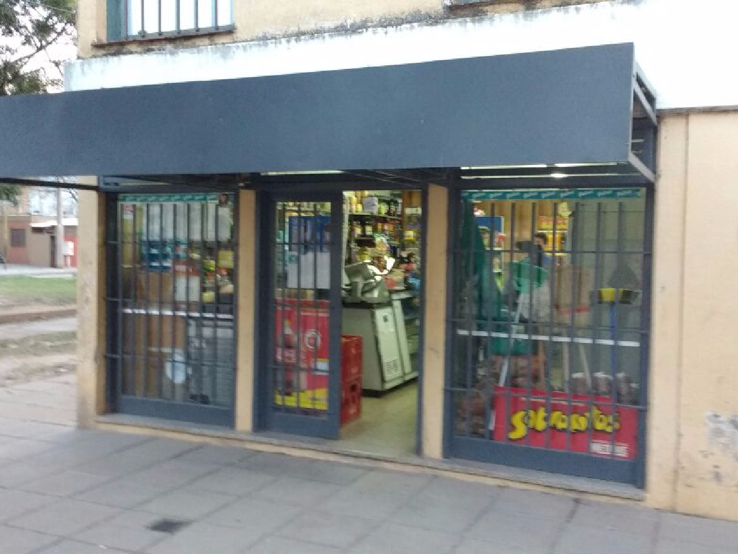 Desvalijan almacén en barrio Roque Sáenz Peña