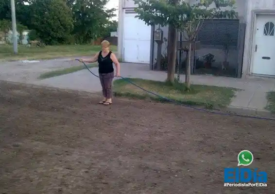 #PeriodistaPorElDía: pese a la emergencia hídrica, riegan la vereda...  