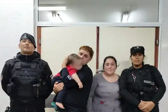 Una policía salvó a un bebé de 10 meses que había dejado de respirar