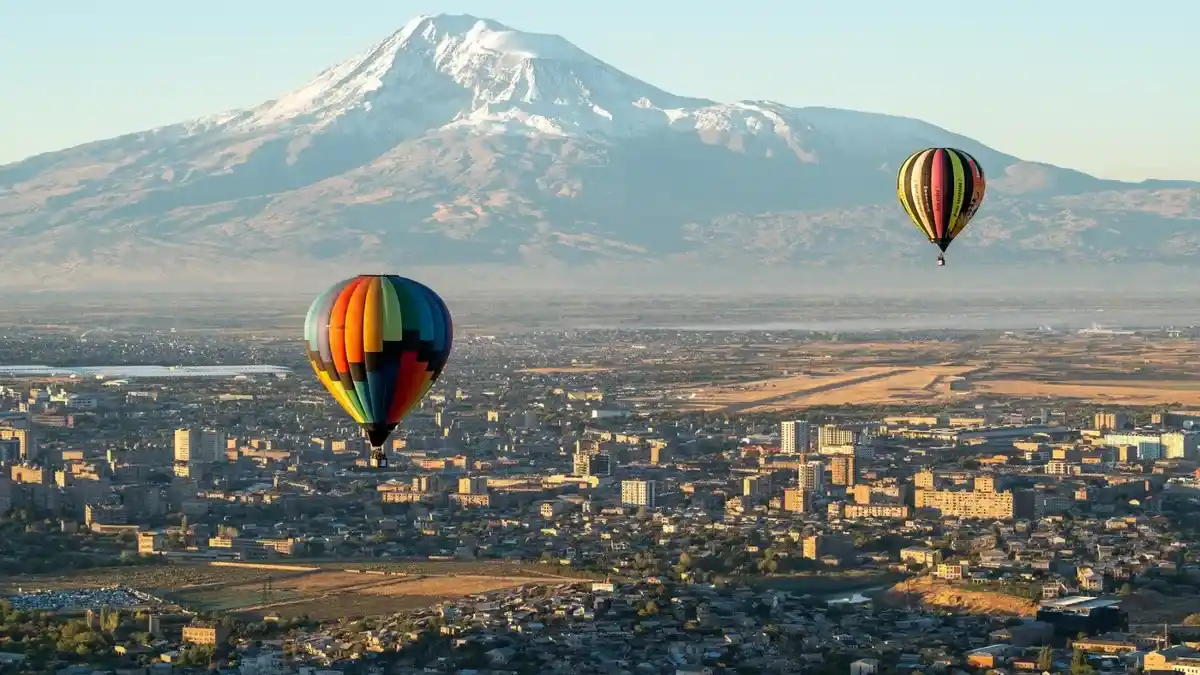 Globos aerostáticos sobre Ereván, con el monte Ararat al fondo. Fotógrafa: Karen Minasyan/AFP/Getty Images