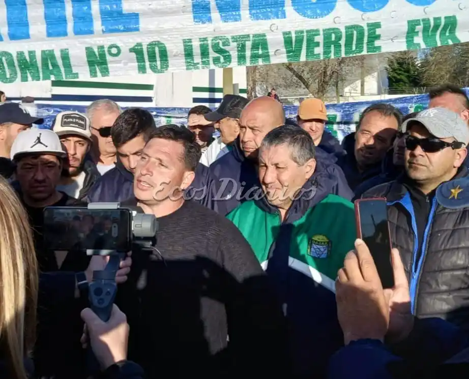 Manifestación. Eduardo Davicco encabeza el reclamo frente al gremio