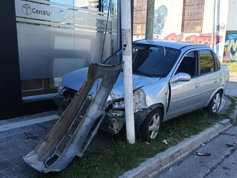 El Chevrolet Classic finalizó sobre la vereda.