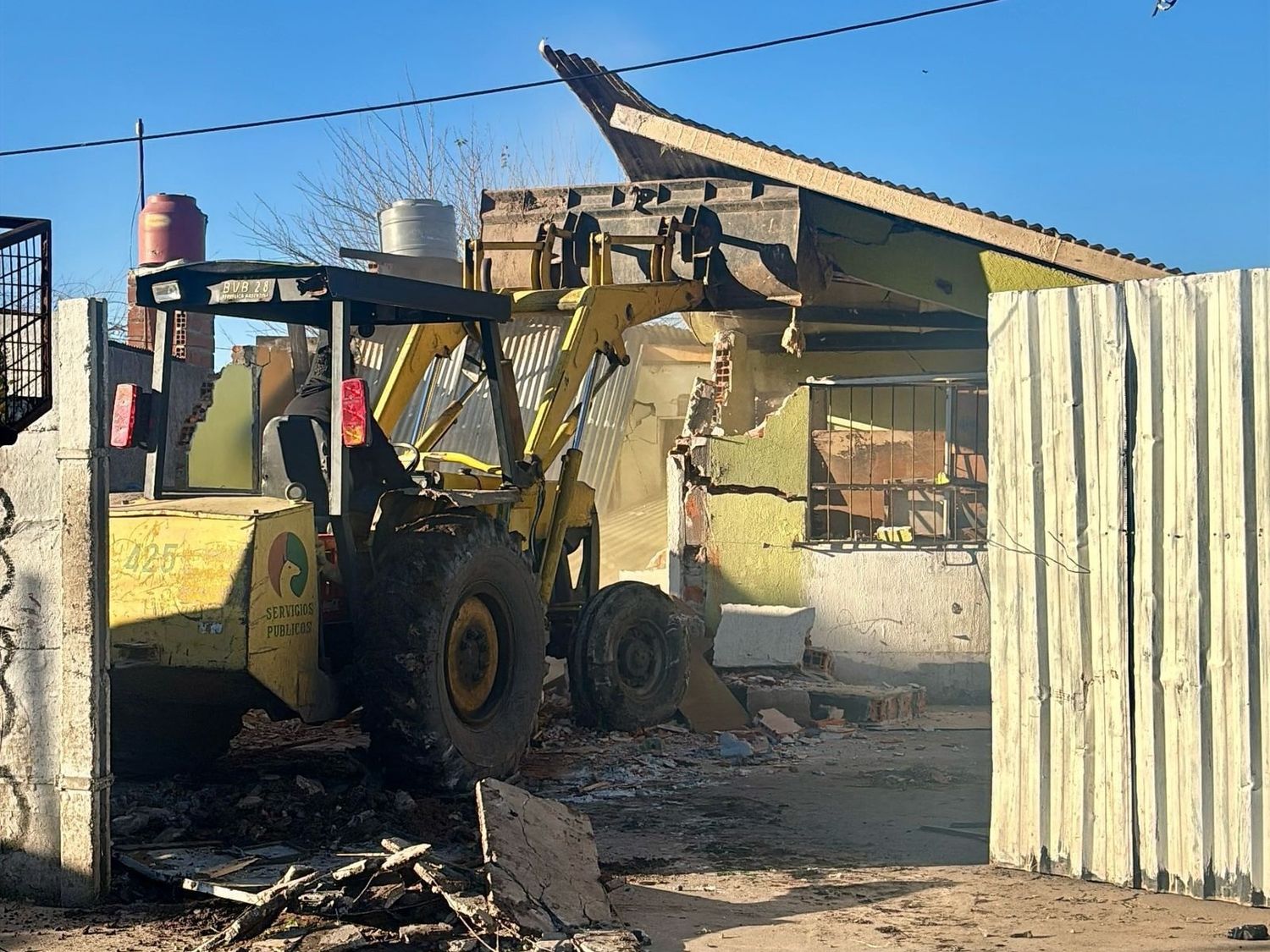 Maquinaria municipal fue utilizada en el procedimiento de demolición. Foto: MVT