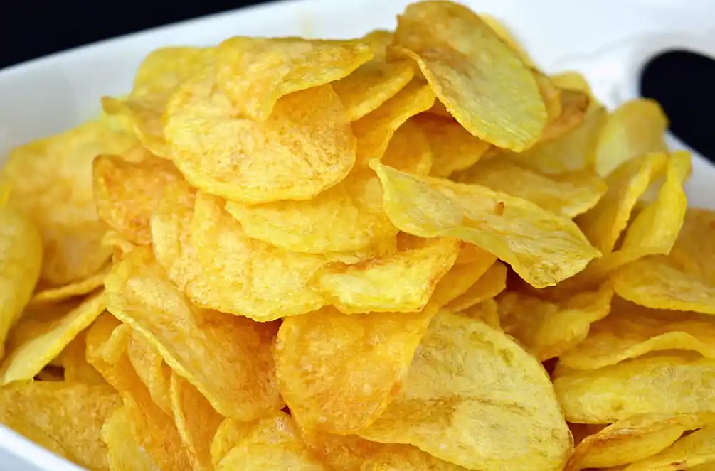 La Anmat prohibió la venta de un queso, un aceite, un té y unas papas fritas