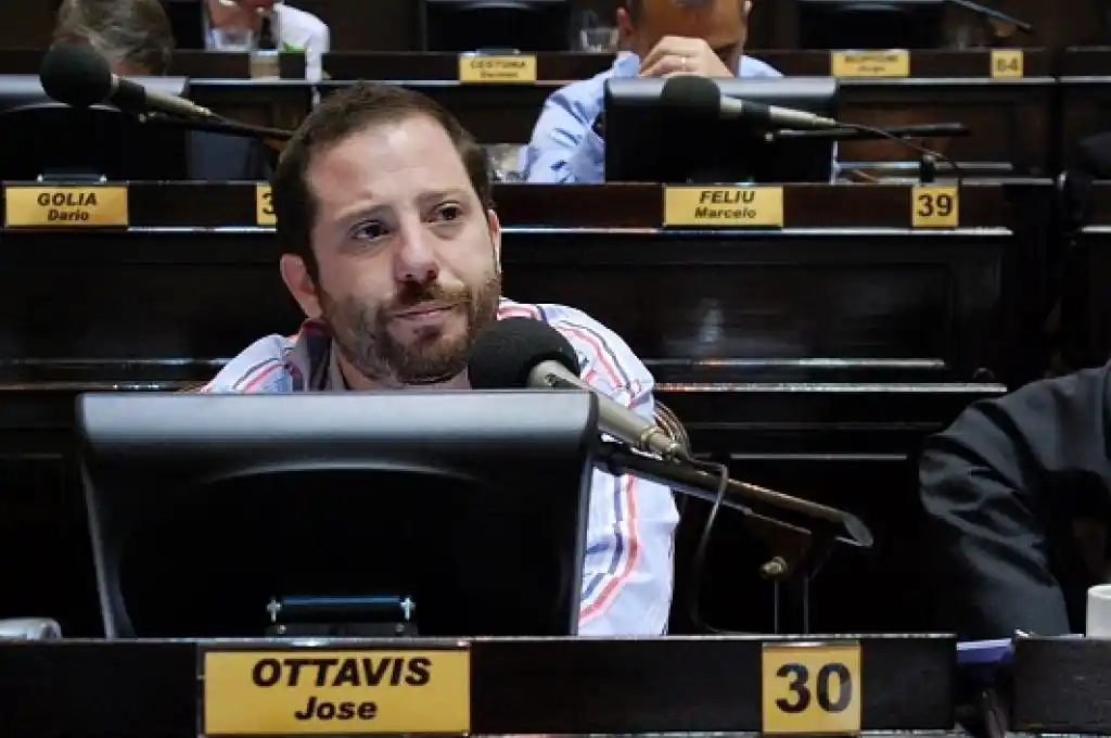 Ottavis y otro escándalo: Ahora fue procesado por obstruir el contacto de su hijo con su mamá