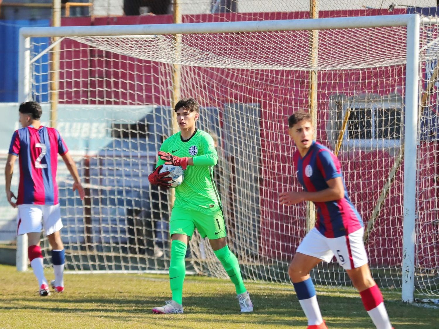 Valentín López durante un partido contra Boca Juniors en Sexta División.