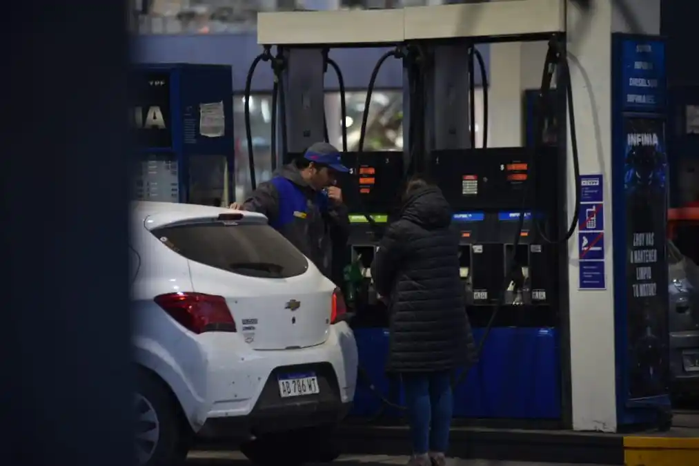 Los precios de las naftas y todos los combustibles se congelarán por 90 días