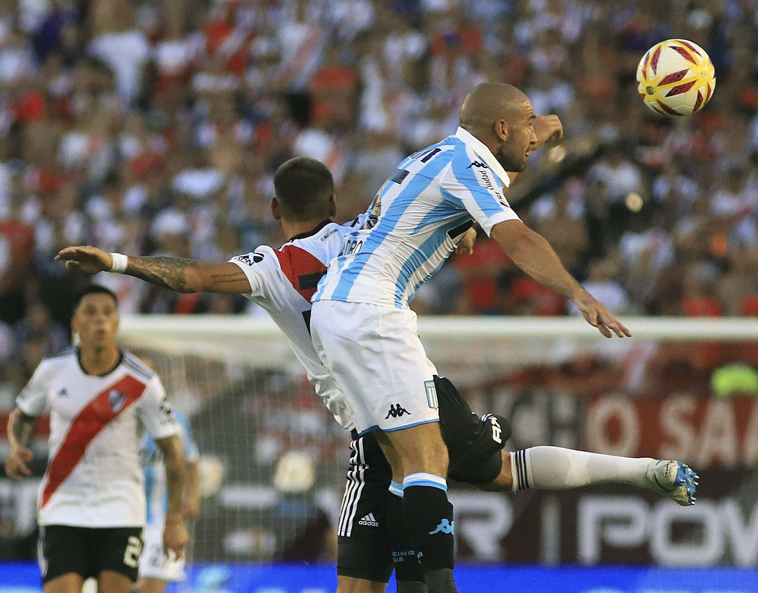 Racing busca un triunfo que lo devuelva a la cima