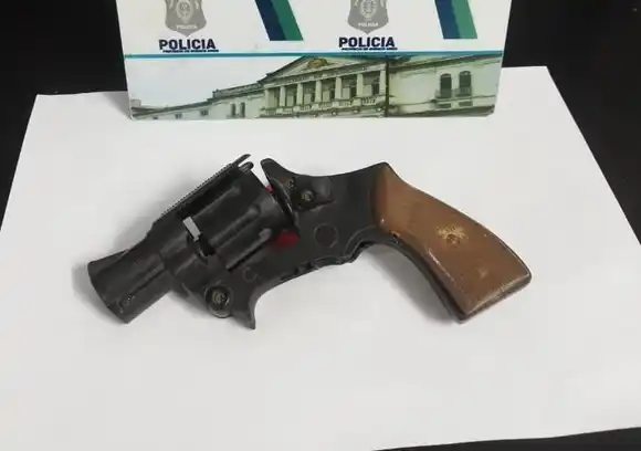 Investigan a ladrones de un local de construcción y secuestran un arma de utilería