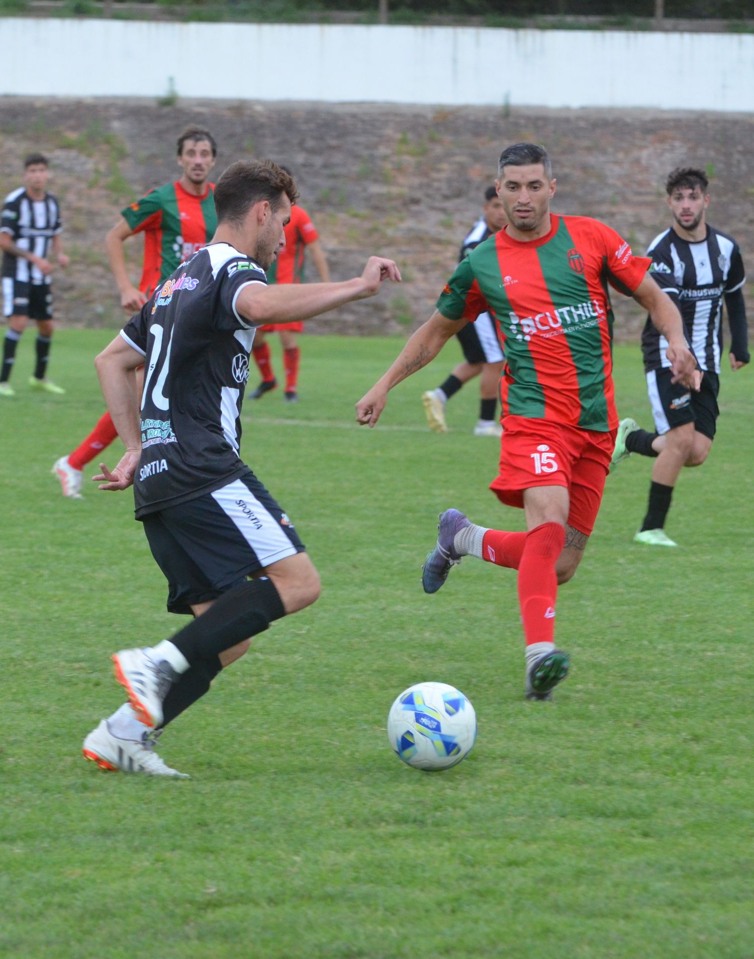 Lajos, de frente, probable titular en Velense.