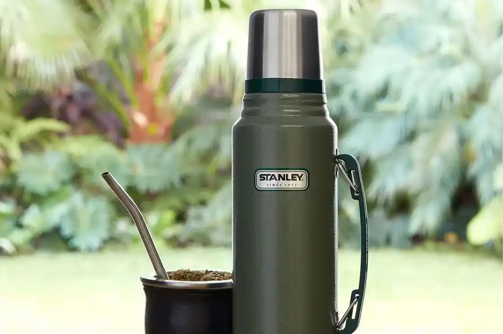 Un termo Stanley original se encuentra entre $85.000 y $105.000, mientras que uno trucho se consigue a la mitad.