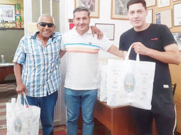Panaderos comenzó con la tradicional entrega del bolsón navideño