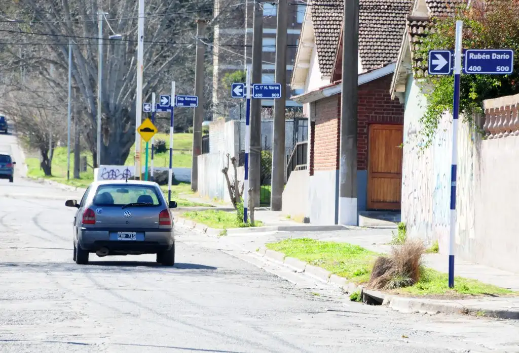 Comenzó el recambio de la cartelería por los cambios en Larrea, Fugl y trasversales 