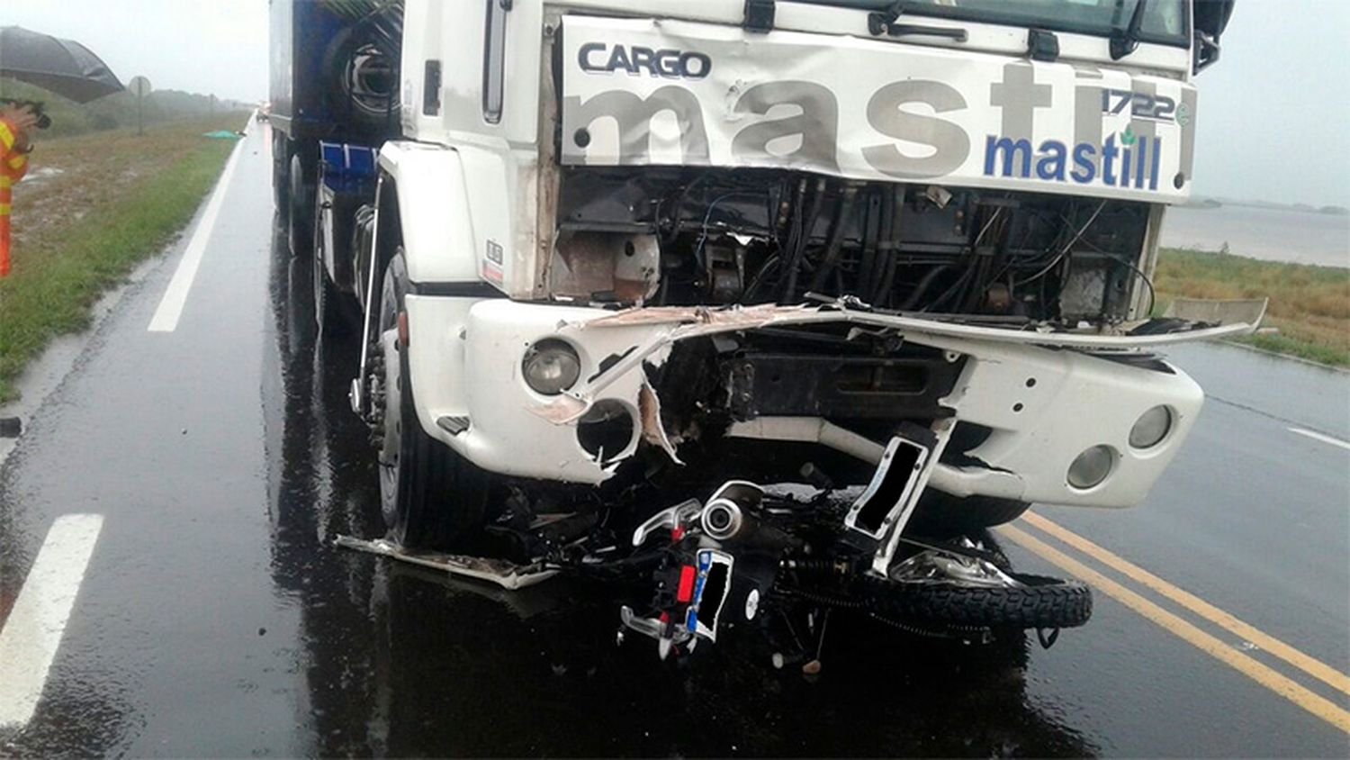 Motociclista perdió la vida al chocar de frente contra un camión