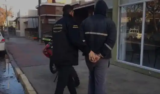 Amenazó con un arma de fuego a su expareja y la policía lo arrestó