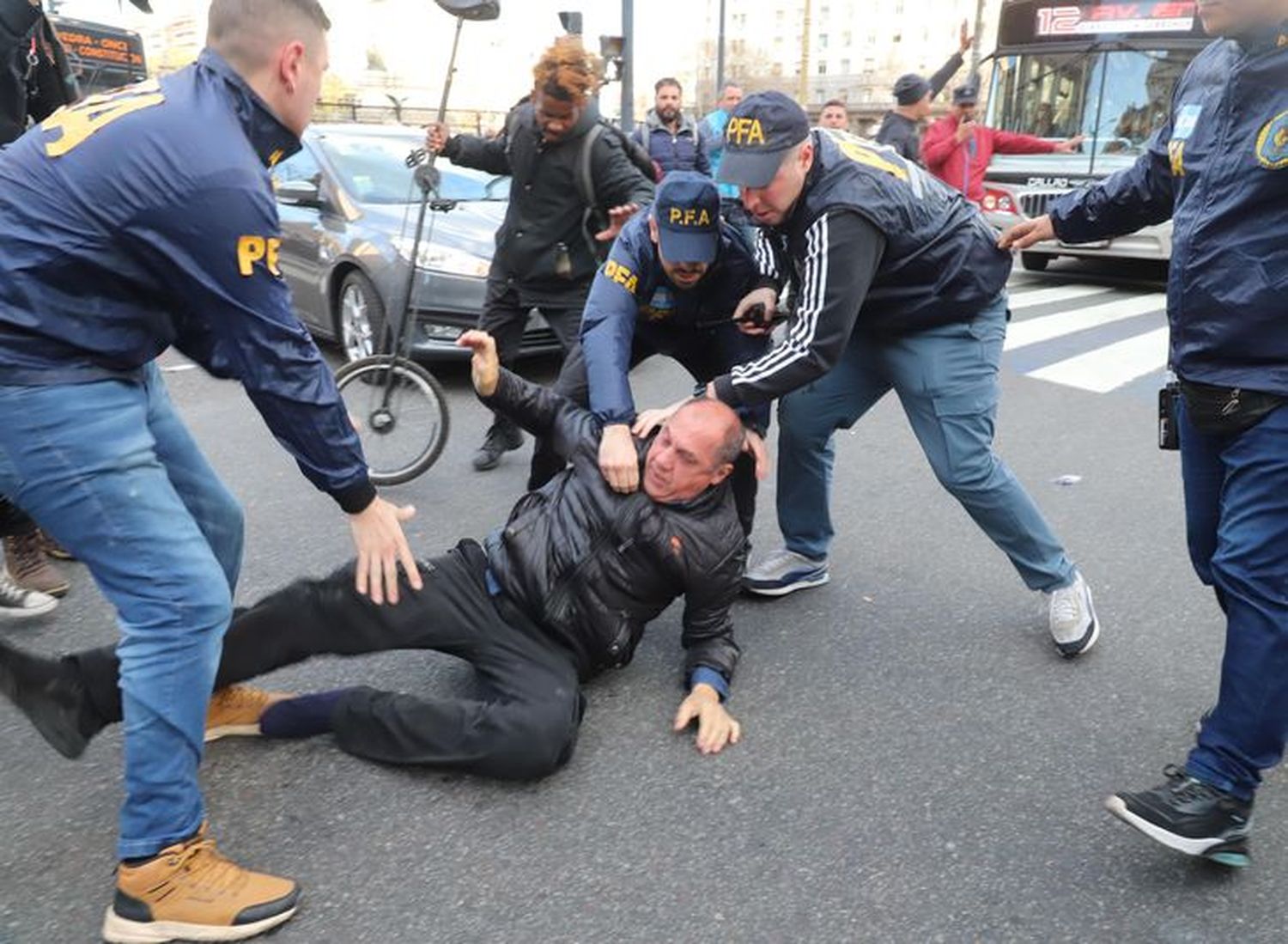 Tensión y represión en la marcha contra el veto de la nueva fórmula jubilatoria en la zona del Congreso