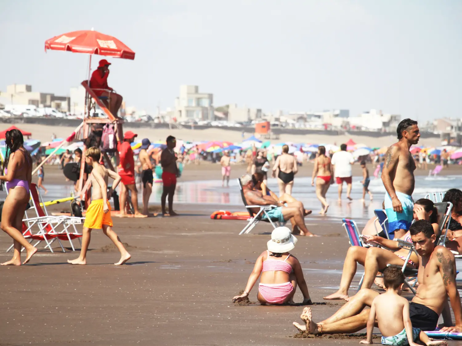 Siempre cerca del agua. El verano entregó un día caluroso que invitó a entrar y salir del agua todo tiempo