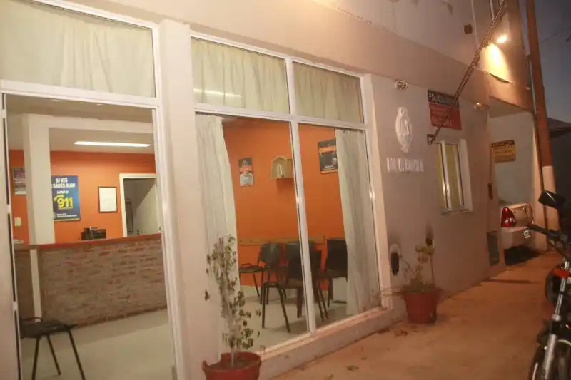 Luego de apuñalar a un comisario, sigue preso