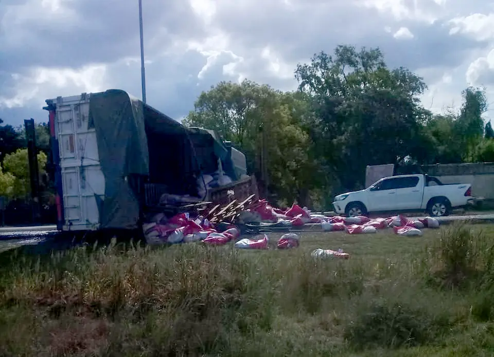 Ruta 191: volcó un camión en inmediaciones del acceso a Santa Lucía