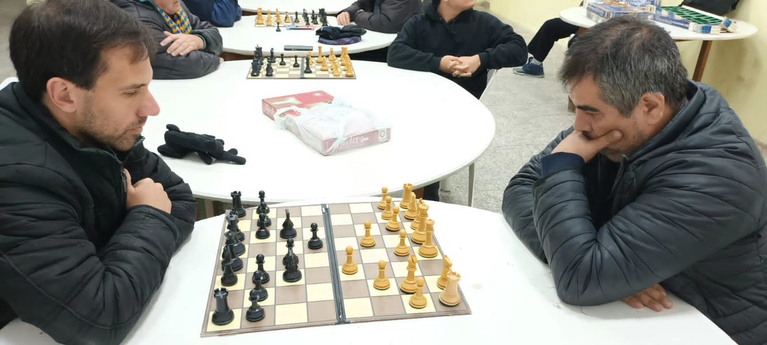 Agustín Lares (izquierda) finalizó el torneo de ajedrez “Homenaje a los Veteranos de Malvinas” invicto y se coronó campeón.