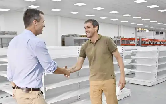 Ultiman detalles en las instalaciones de una nueva sucursal mayorista