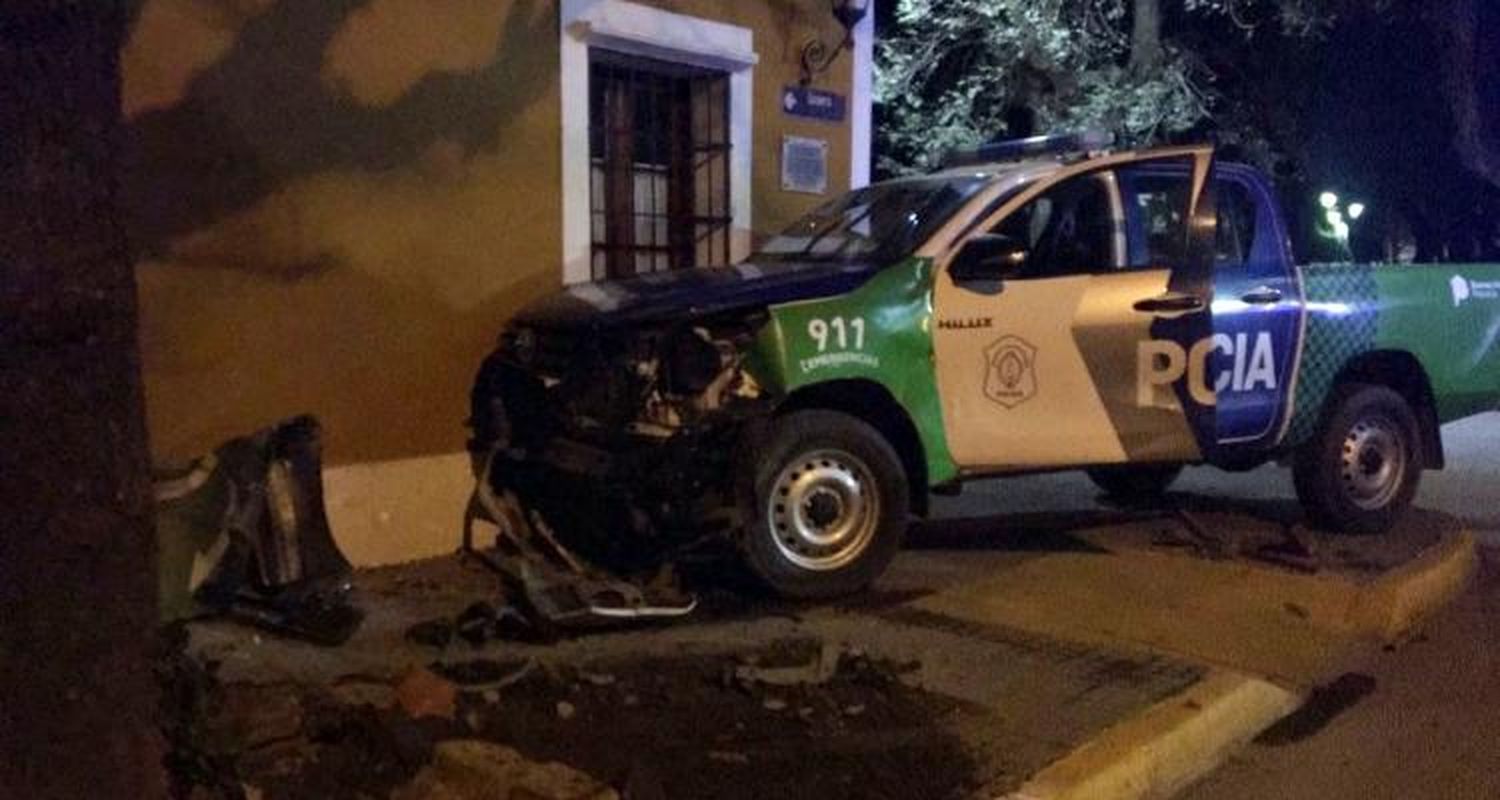 Móvil policial chocó un auto, se subió a la vereda y dañó la casona de Turismo