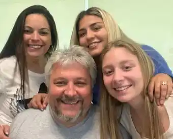 Dudó 8 años, se hizo un ADN, conoció a su verdadero papá y los dos compartieron las fotos de la nueva familia