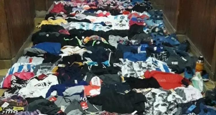Tres delincuentes escapaban en remis con más de 300 prendas de vestir y fueron detenidos por la Policía