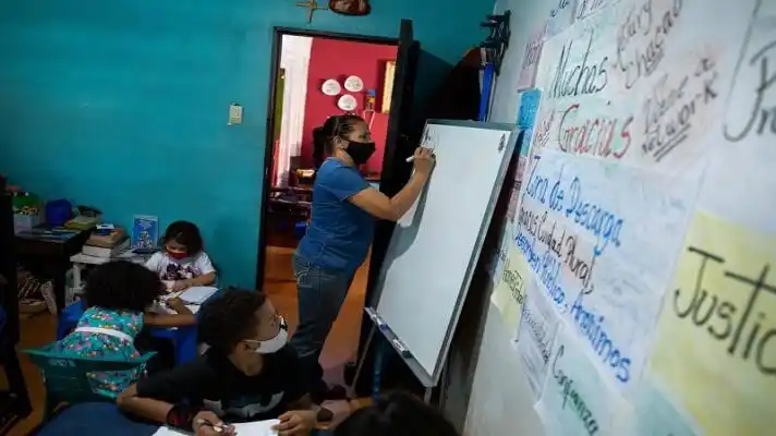 CONVIRTIERON SUS CASAS en escuelas: lo que hacen las maestras para no dejar de dar clases