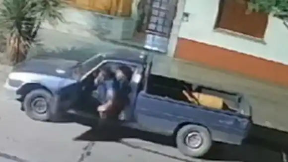 Violento robo en La Plata: una mujer fue brutalmente golpeada por los ladrones e intentaron abusar de ella