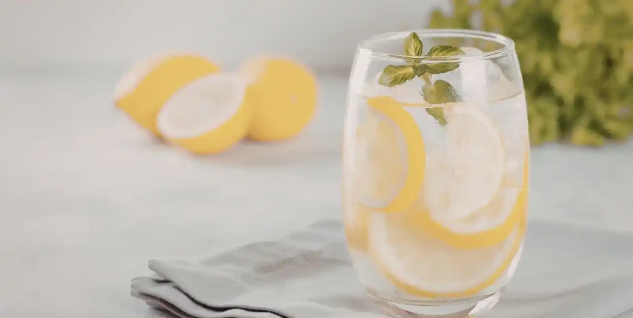 El principal efecto positivo de tomar agua con limón es mejorar la hidratación y aportar nutrientes esenciales como la vitamina C.