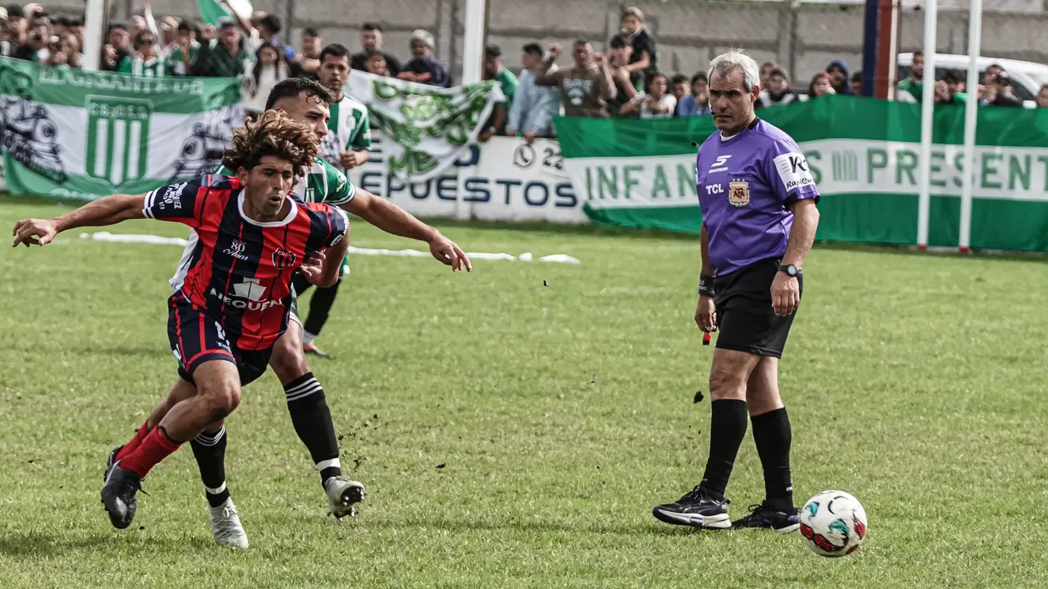 Estación recibe a Defensores en el Estadio Carlos Cuomo (archivo)