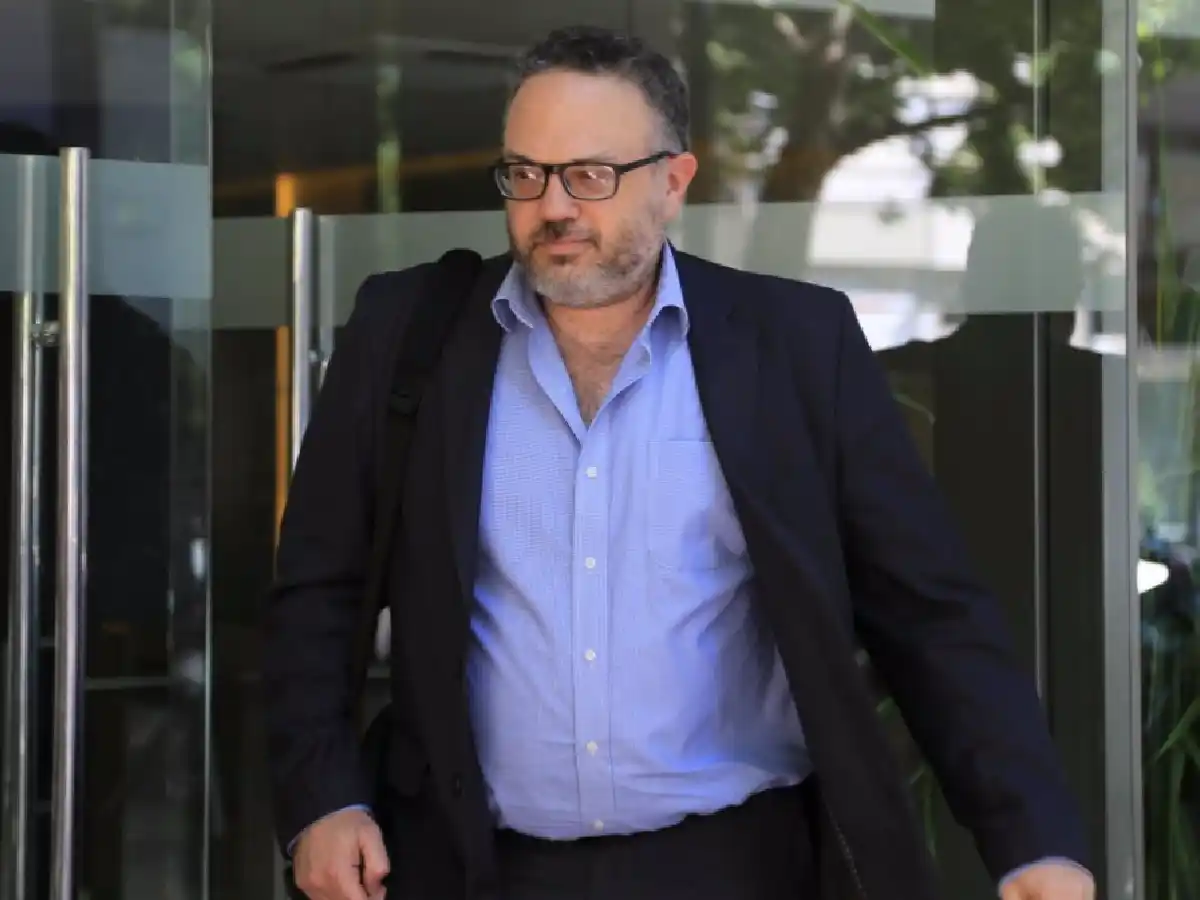 Hallaron en un despacho de un exfuncionario un sobre con dólares